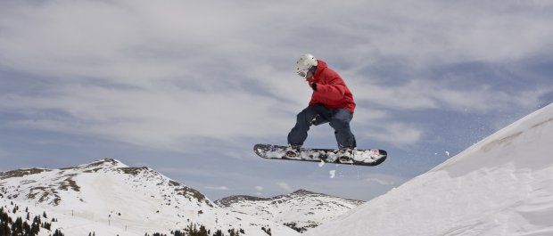 Nie ryzykuj kontuzji – wyposaż się w nakolanniki snowboardowe