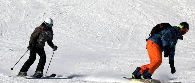 Różnice między kurtkami narciarskimi a snowboardowymi