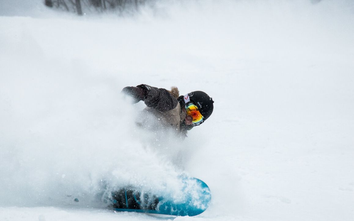 Deska snowboardowa freeride w akcji