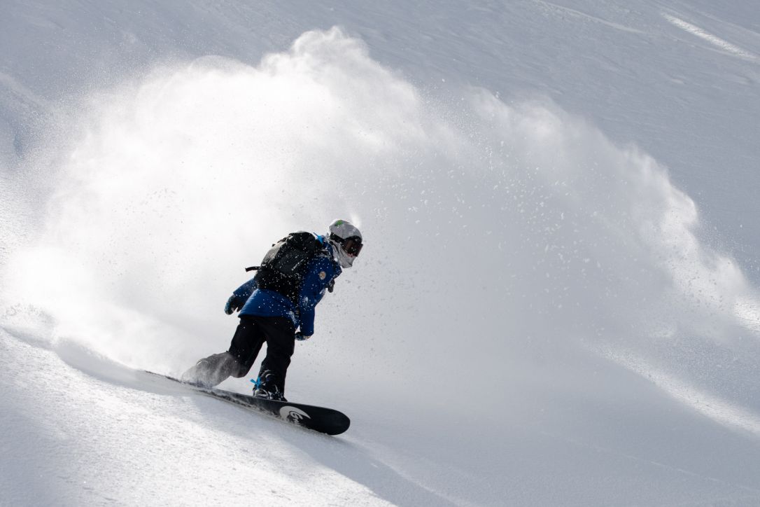 Deska snowboardowa Gnu w akcji