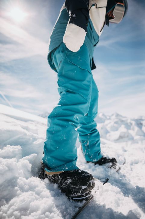 Spodnie snowboardowe w akcji