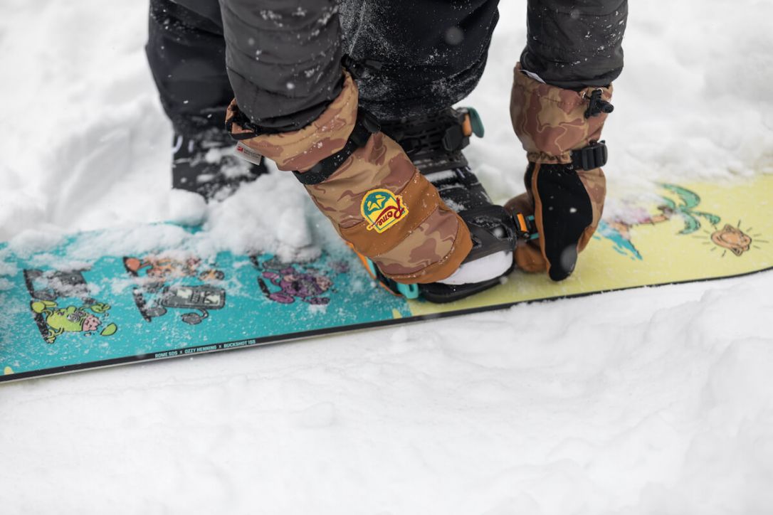 Wiązania snowboardowe na stoku